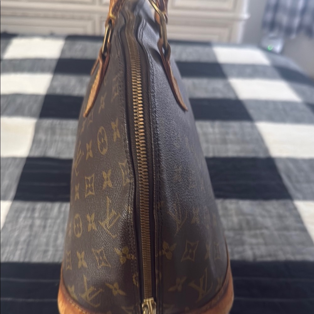 Louis Vuitton Alma Monogram Canvas Handbag - Picture 13 of 14